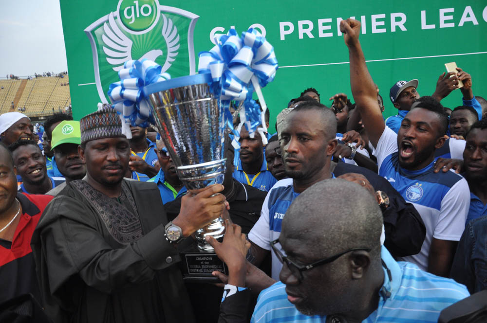 Enyimba being awarded with the 2015 GLO Premier League title (Pic Cou: footballmole.com)